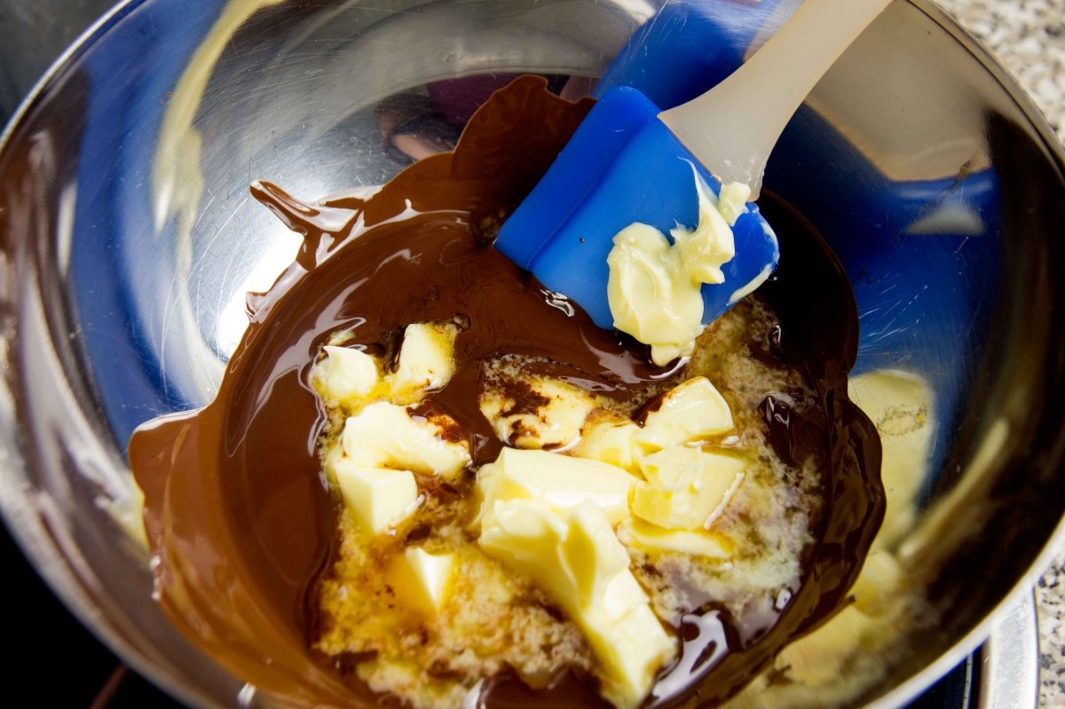 Derreta o chocolate e acrescente a manteiga para a massa do bolo