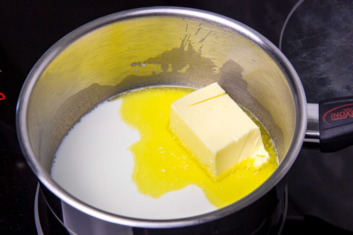 Derretir la mantequilla en la leche para hacer el bizcocho japonés