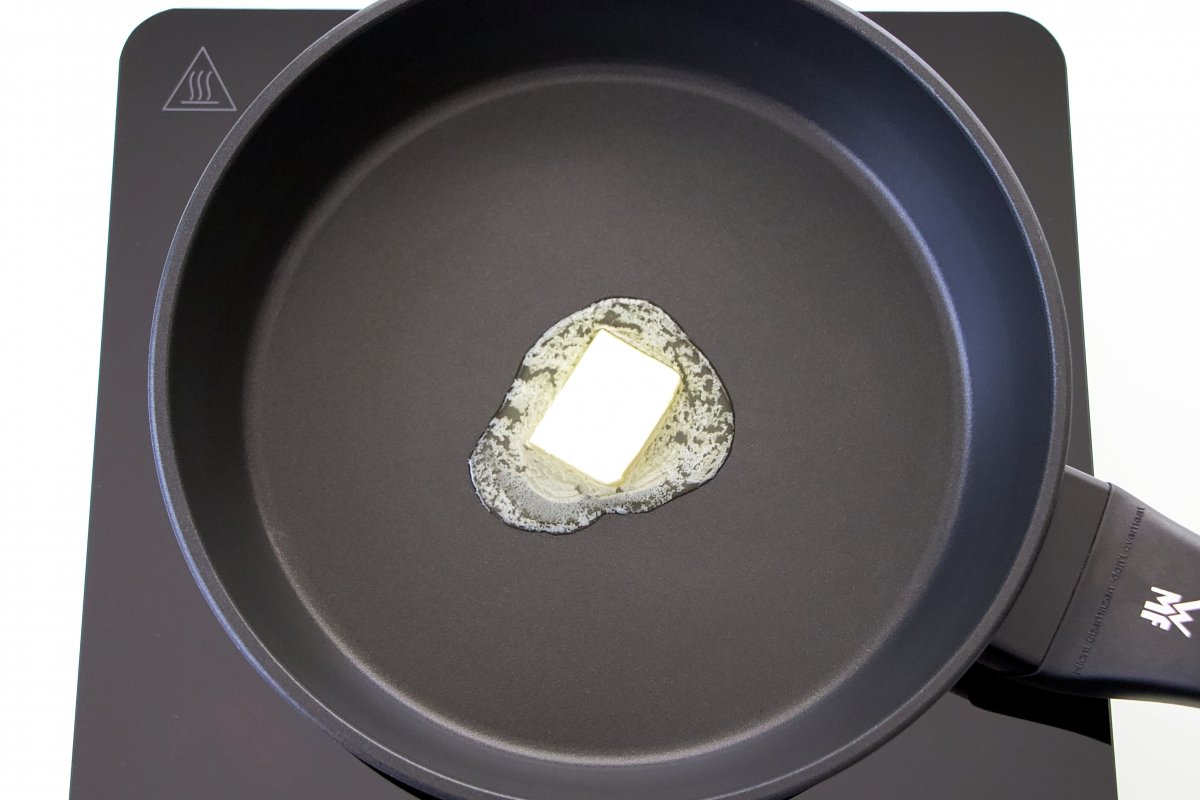 Derretir la mantequilla en una sarten