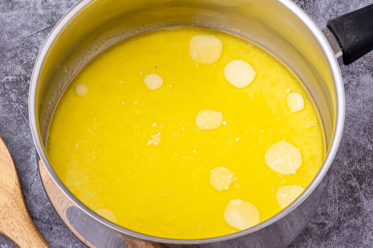 Derretir la mantequilla para la masa choux de la karpatka