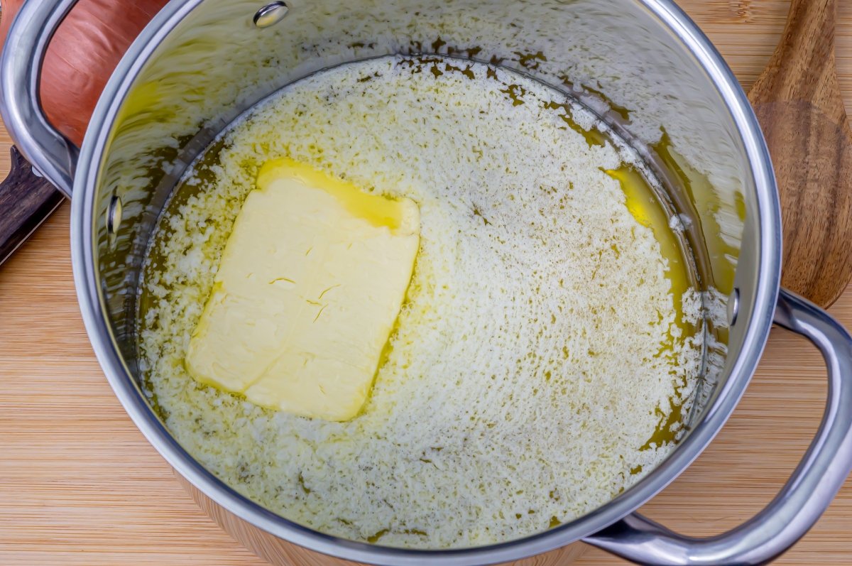 Derretir la mantequilla para la salsa cajún