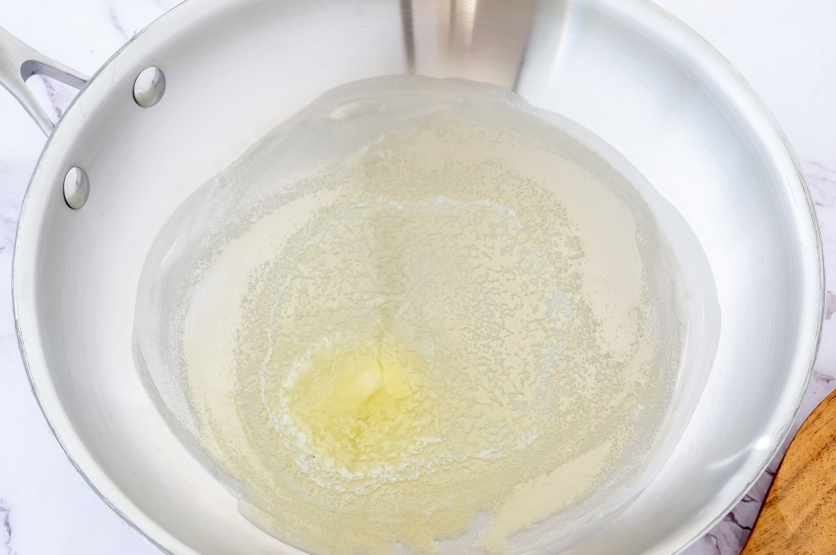 Derretir la mantequilla para los spätzle