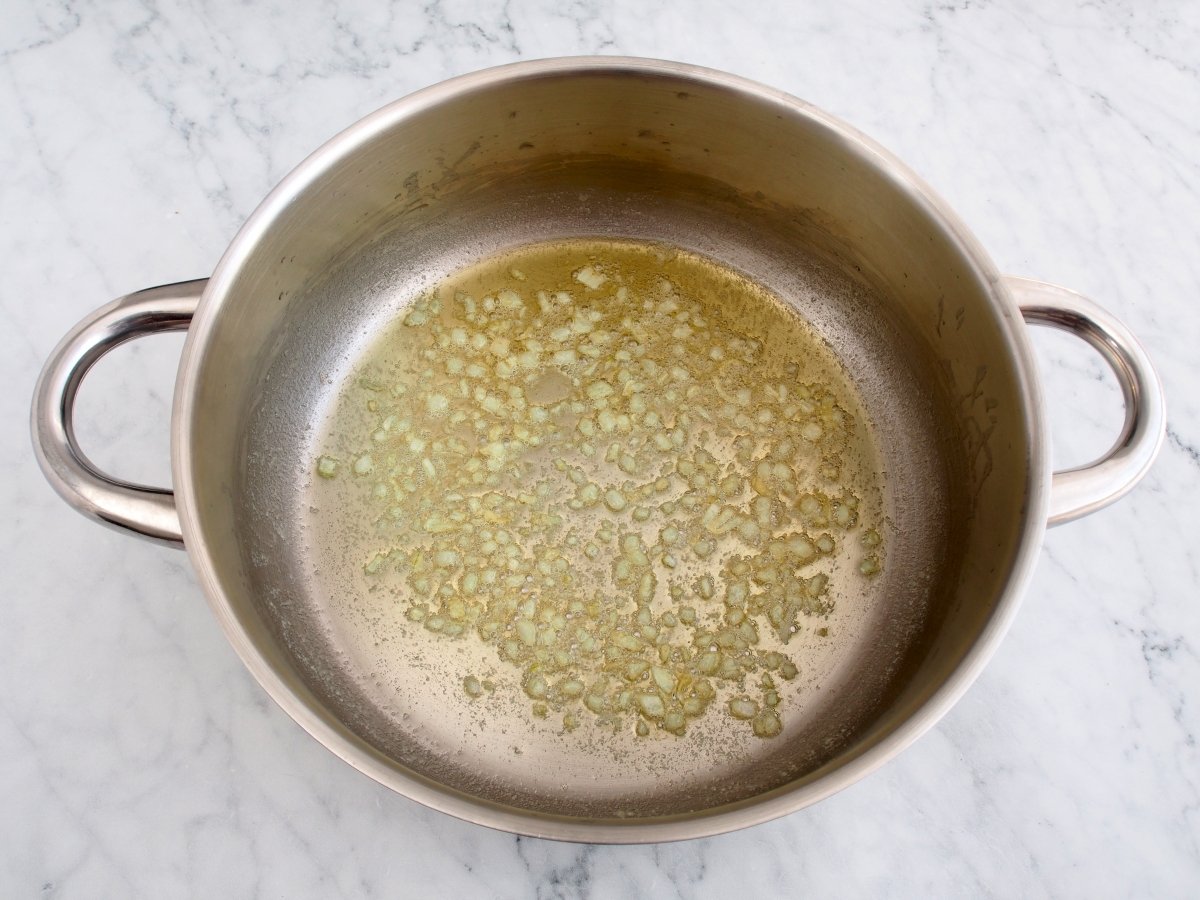 Derretir mantequilla junto con el aceite de cocinar el bacalao