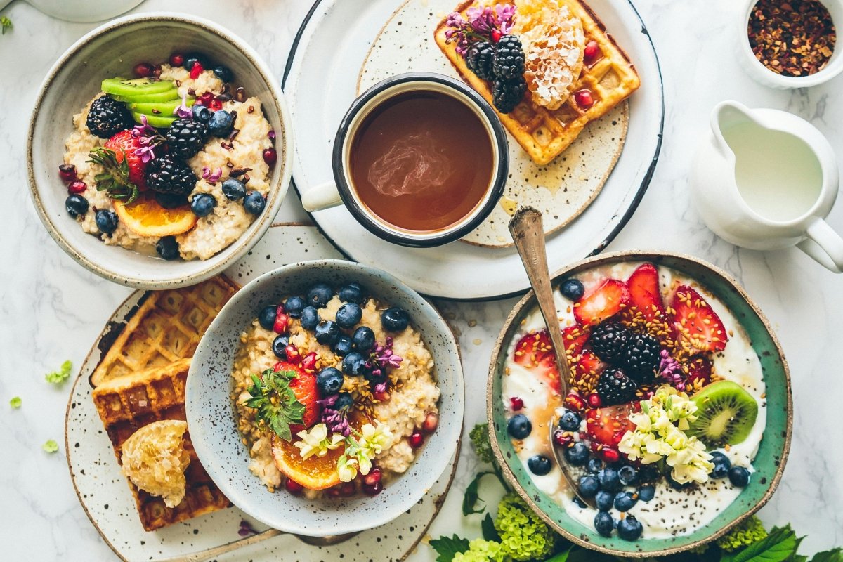 Desayuno a base de frutas frescas, avena, yogur y gofres caseros