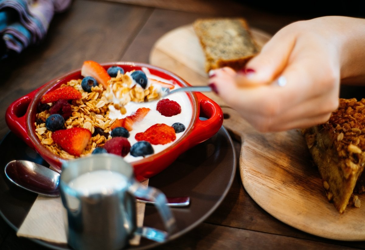 Desayuno con diferentes alimentos sanos como cereales o yogur