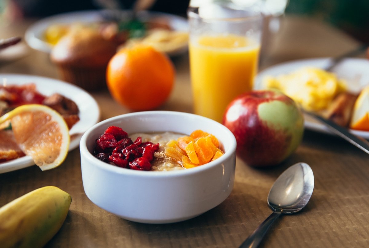 Desayuno mañanero con frutas y zumos