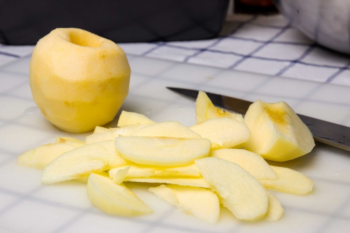 Descorazonar las manzanas y cortarlas en láminas