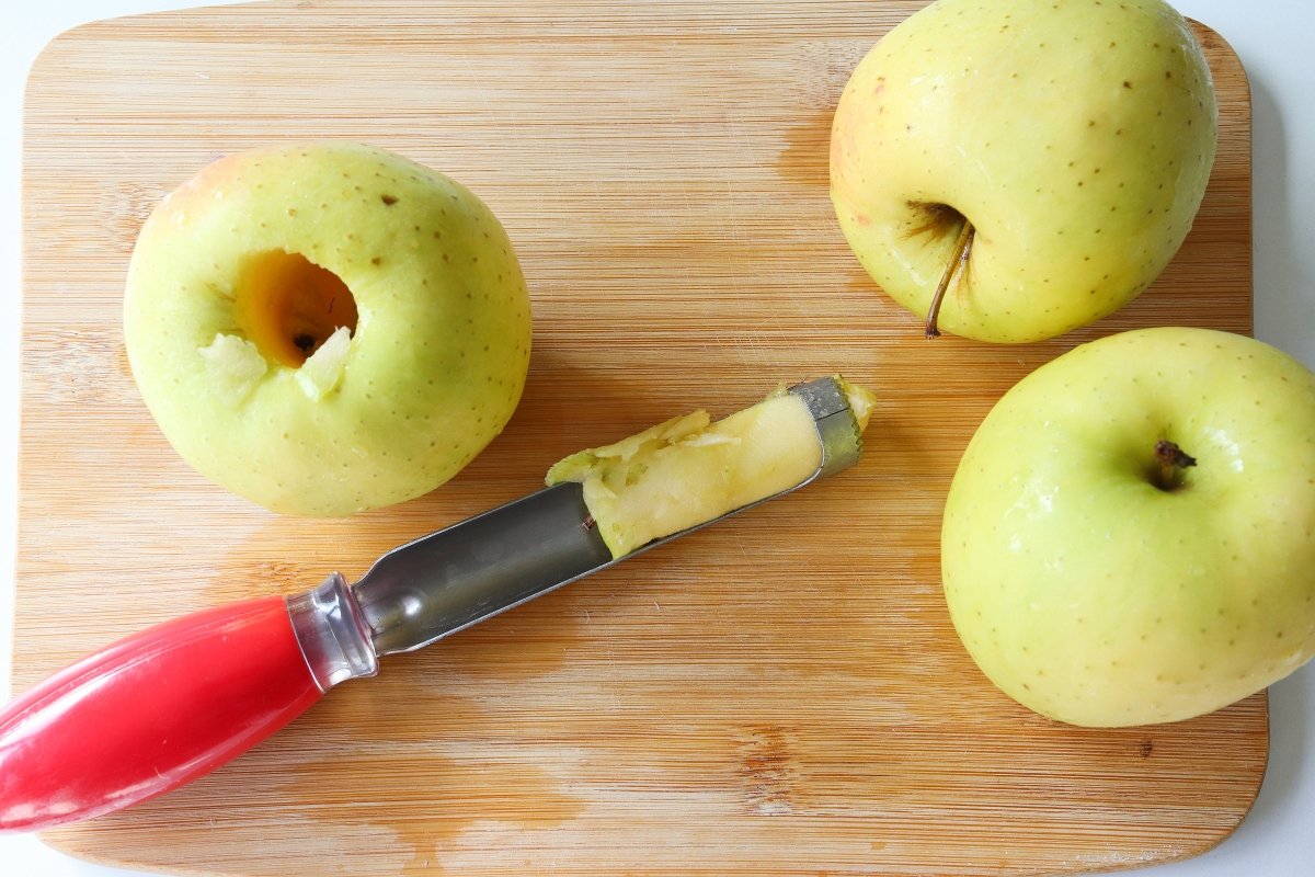 Descorazonar manzanas asadas al microondas