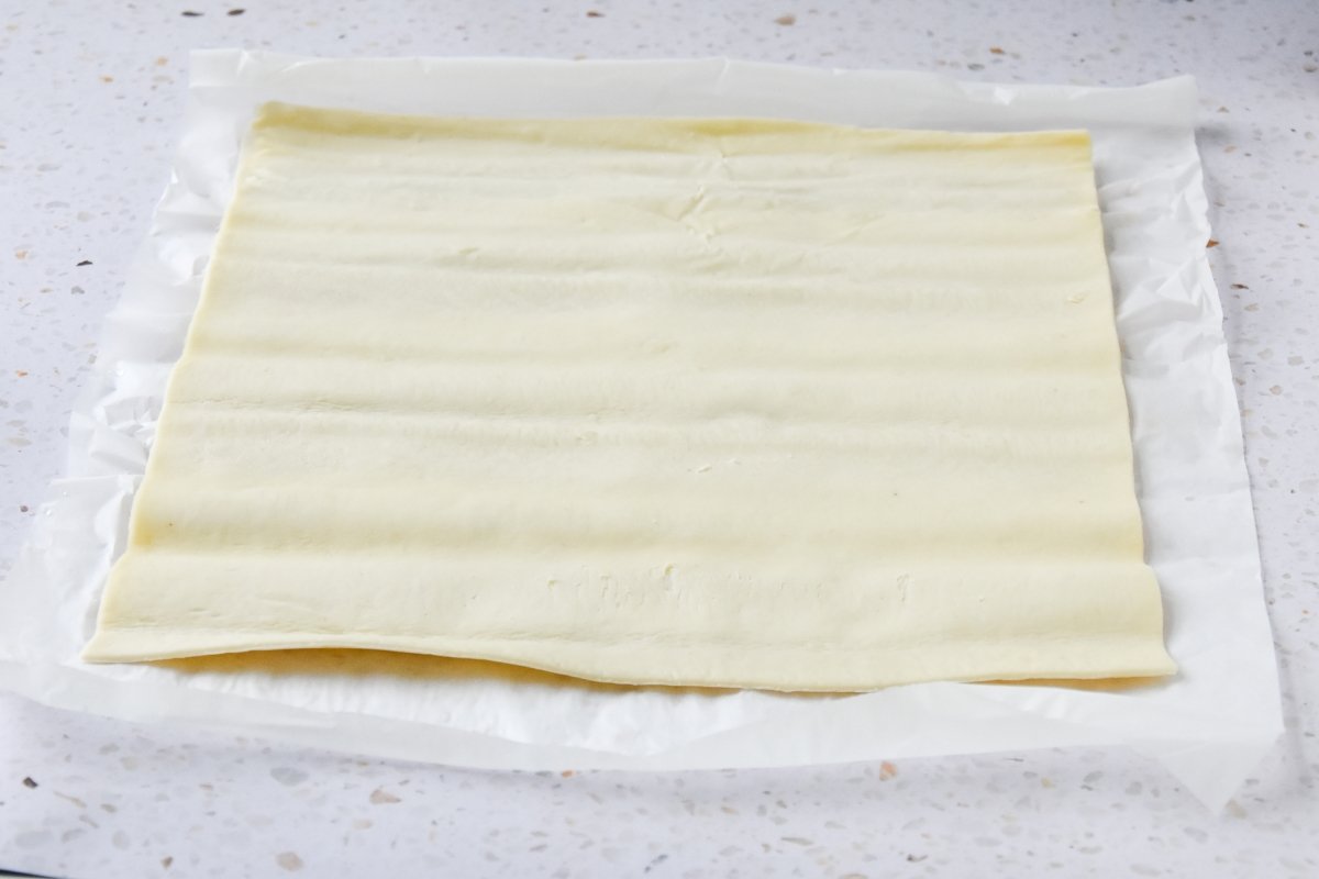 Desenrollamos la hoja de masa de hojaldre
