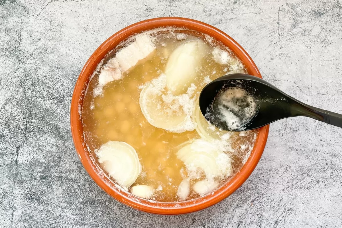 Puchero o potaje canario 3 Desespumar el cocido *