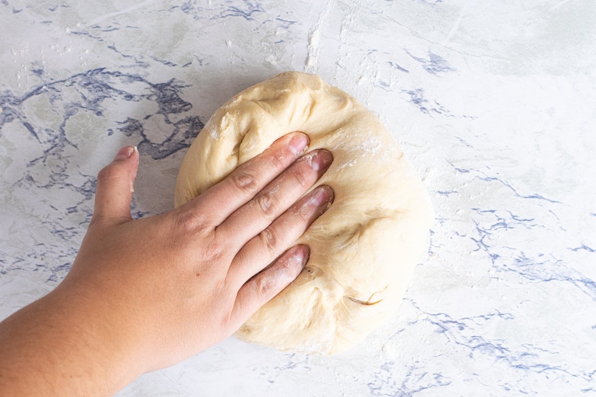We degas the dough of the Roscón de Reyes