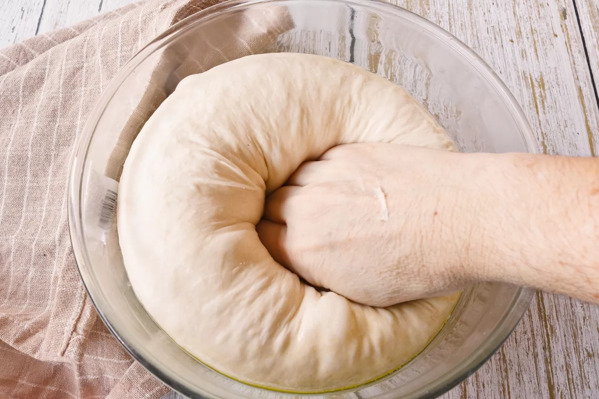 Desgasificar la masa de los panzerotti de tomate y mozzarella