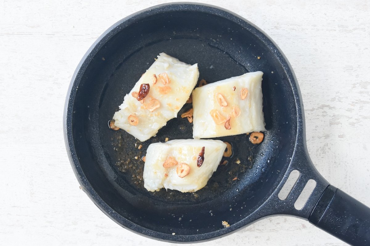 Desglasamos con vinagre y cubrimos el bacalao