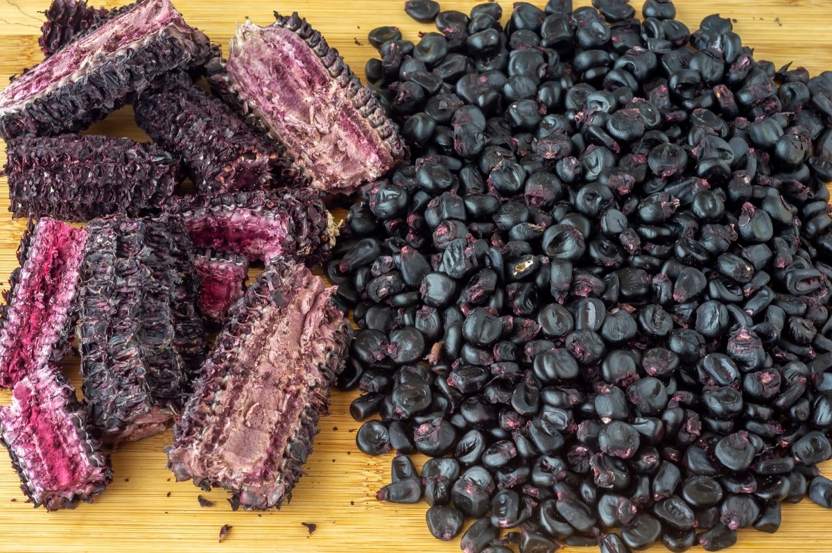 Desgranar el maíz para la chicha morada