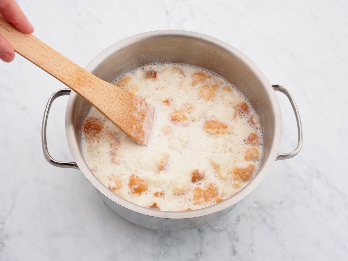 Deshacer el pan duro en la mezcla de la sopa de almendras