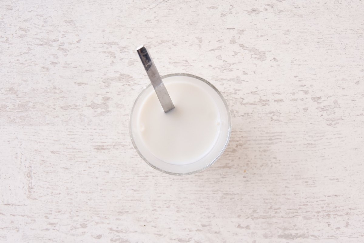 Desleímos la maicena en un poco de leche fría