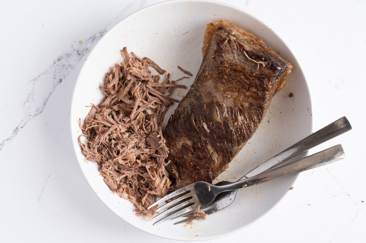 Desmechamos la carne de la arepa pelúa