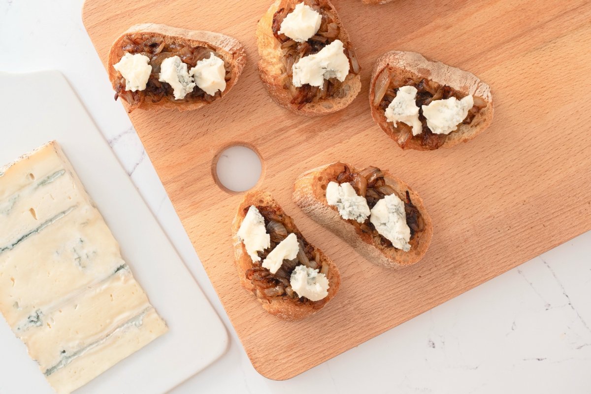 Desmenuzamos el Gorgonzola de las tostas de queso Gorgonzola y cebolla