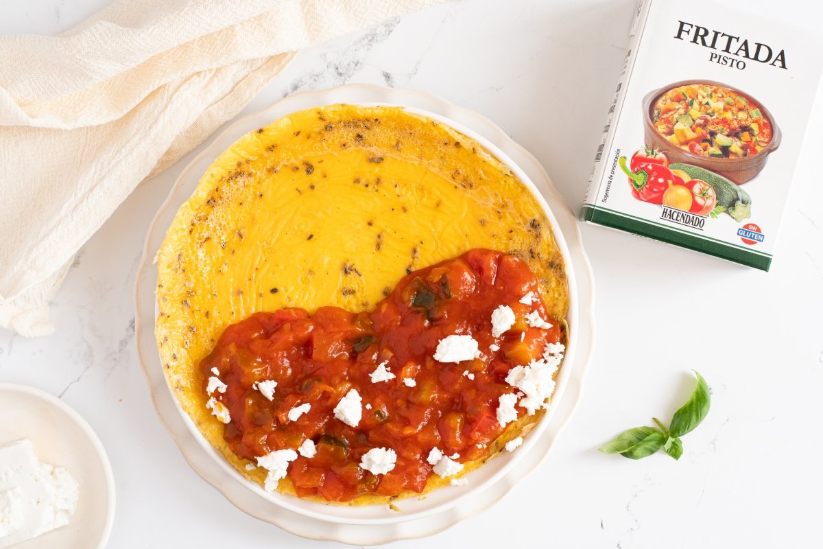 Desmenuzamos el queso feta sobre el pisto