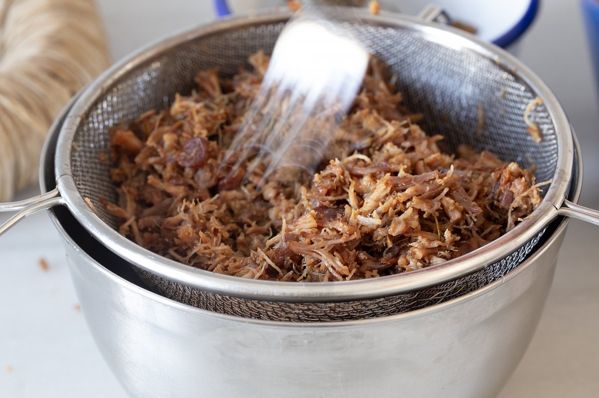 Desmenuzamos la carne con un tenedor