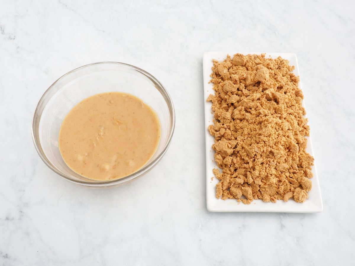 Desmenuzar el turrón y mezclar un poco con nata