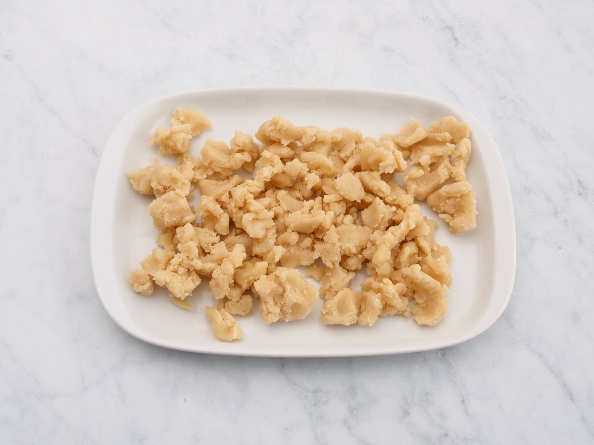 Desmenuzar la pasta de almendras para la sopa de almendras