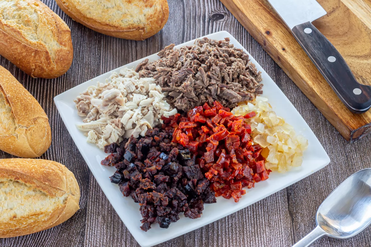 Montadito de pringá 2 Desmenuzar y picar las carnes del puchero