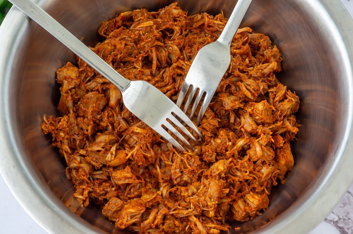 Desmigar la cochinita pibil en Crock Pot
