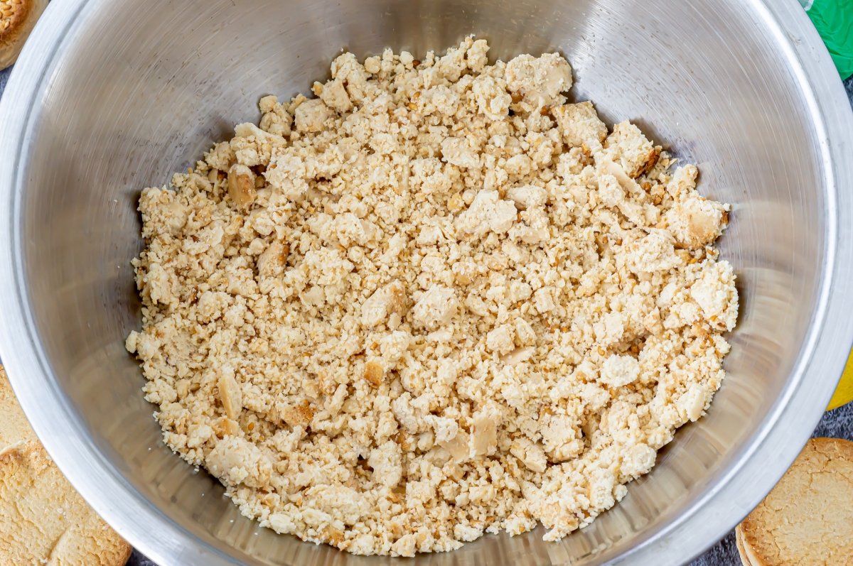 Crumble the polvorones for the carnival curd