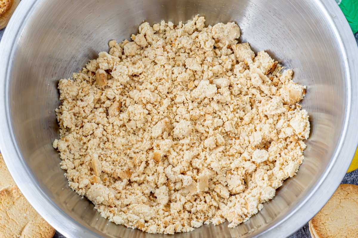 Desmigar los polvorones para la cuajada de carnaval