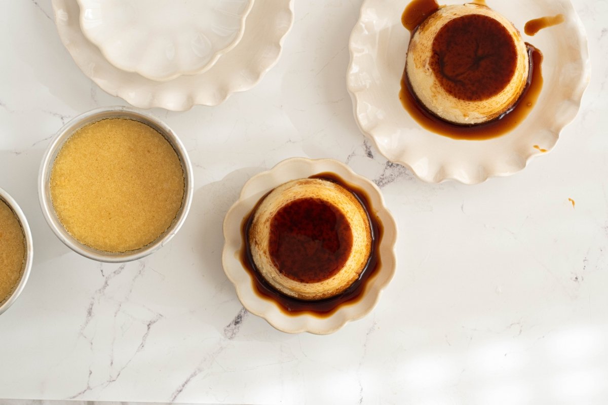Desmoldamos el flan de almendras
