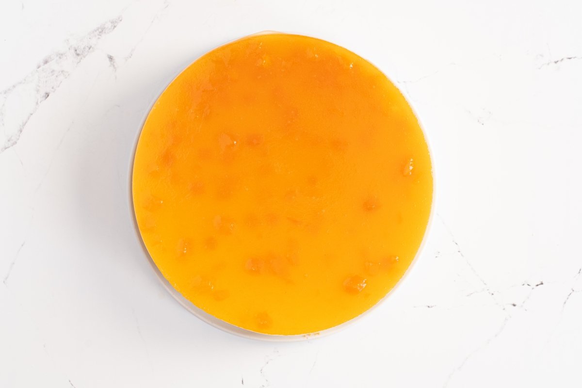 Desmoldamos la tarta de melocotón