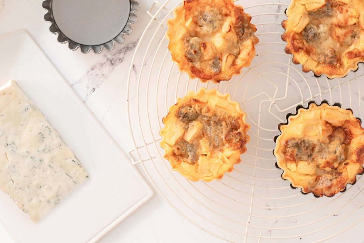 Desmoldamos las tartaletas de queso Gorgonzola con manzana