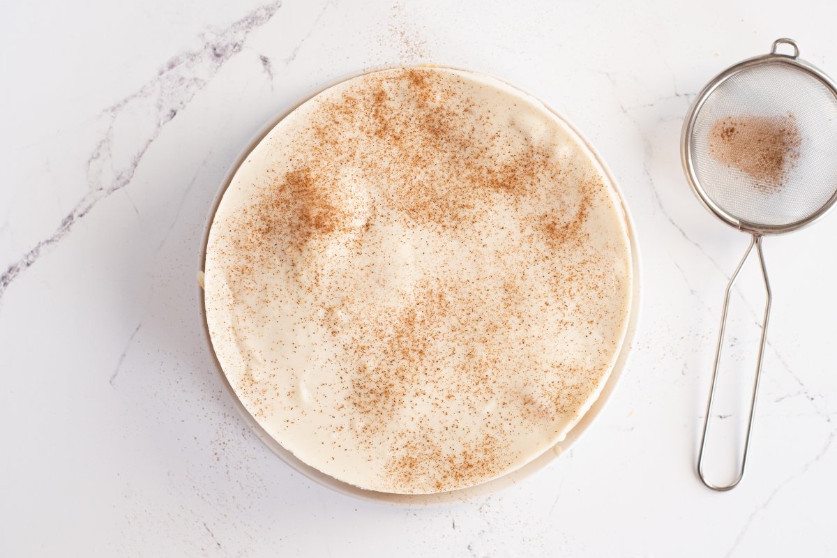 Desmoldamos y decoramos la tarta de horchata y fartons
