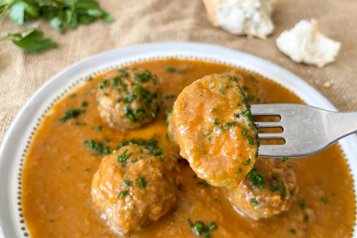 Albóndigas en salsa española al horno 1 Detalle de albóndigas en salsa española al horno