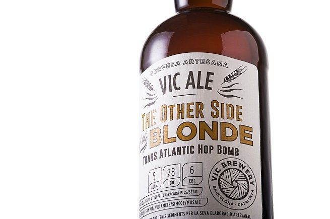 Detalle de la botella de Vic The Other Side of The Blonde