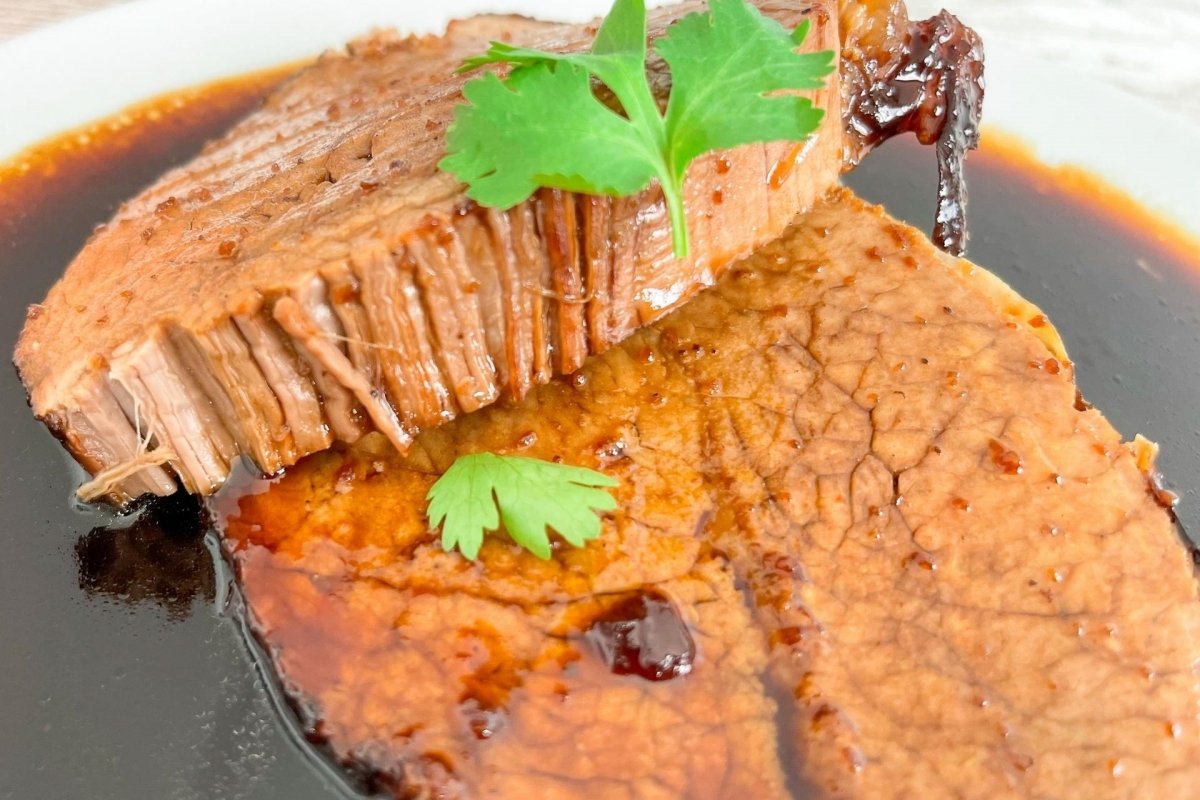 Detalle de la jugosidad de la carne en el asado negro