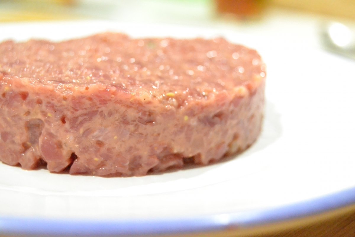 Detalle de la textura del steak tartar de Mercadona presentado en un plato