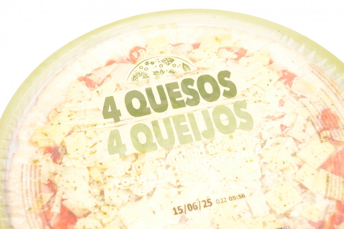 Detalle del envasado de la pizza de queso Mercadona
