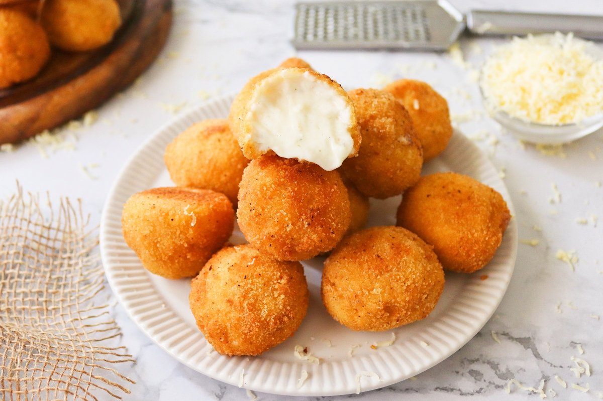 Detalle interior de las croquetas de queso