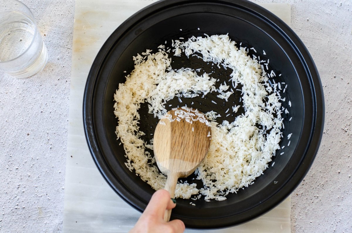 Devolver el arroz basmati a la olla.