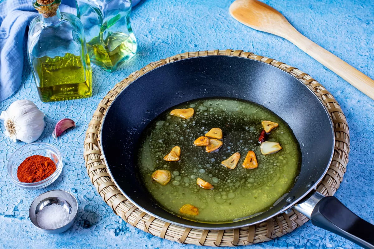 Dorada a la bilbaína 5 Devolver sofrito y jugos a la sartén *