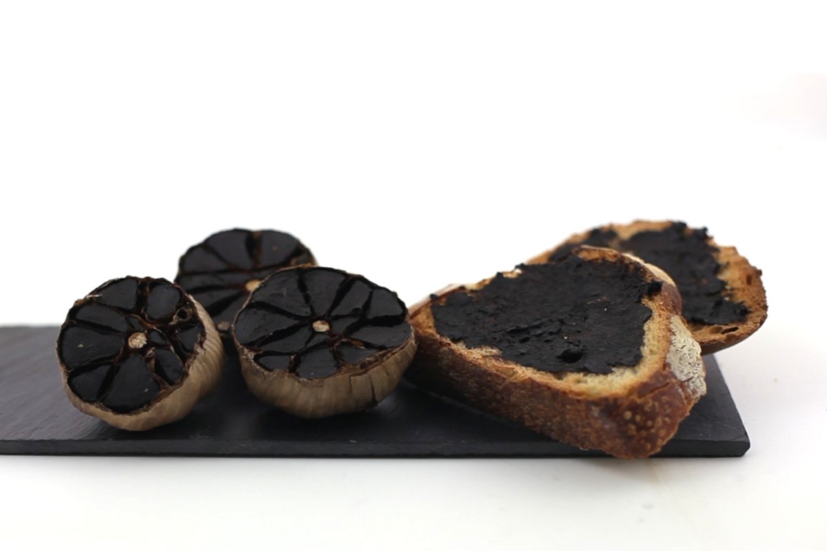 Dientes de ajo negro unatdos sobre pan
