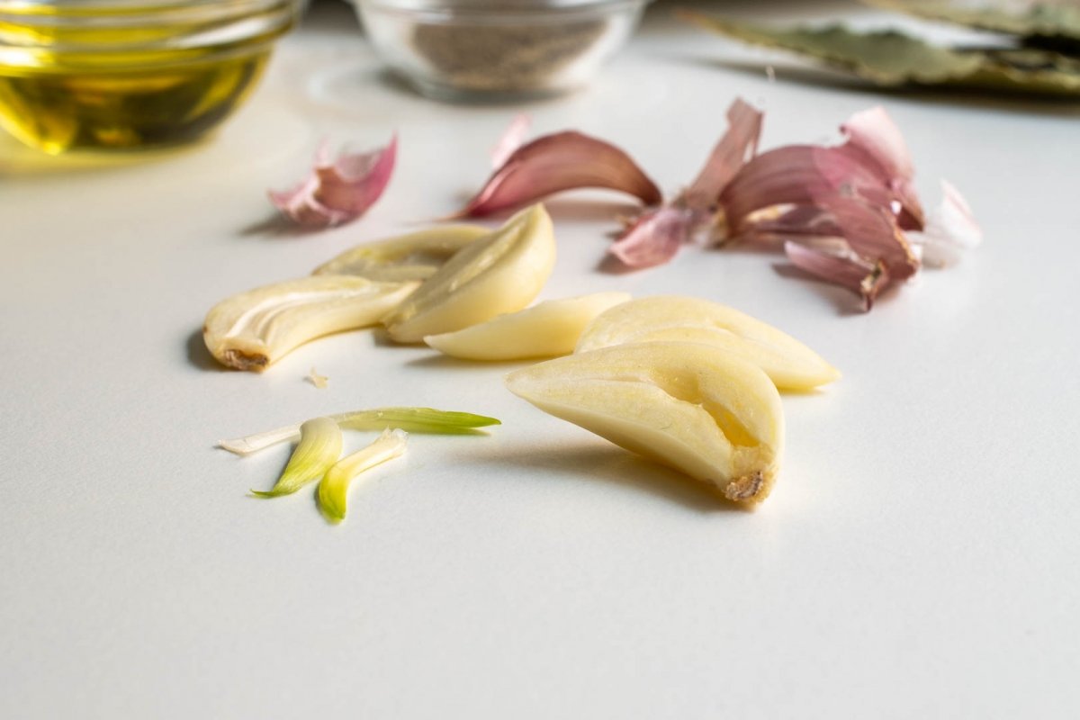 Dientes de ajo sin germen, más suaves, para la majada de los salmonetes al horno