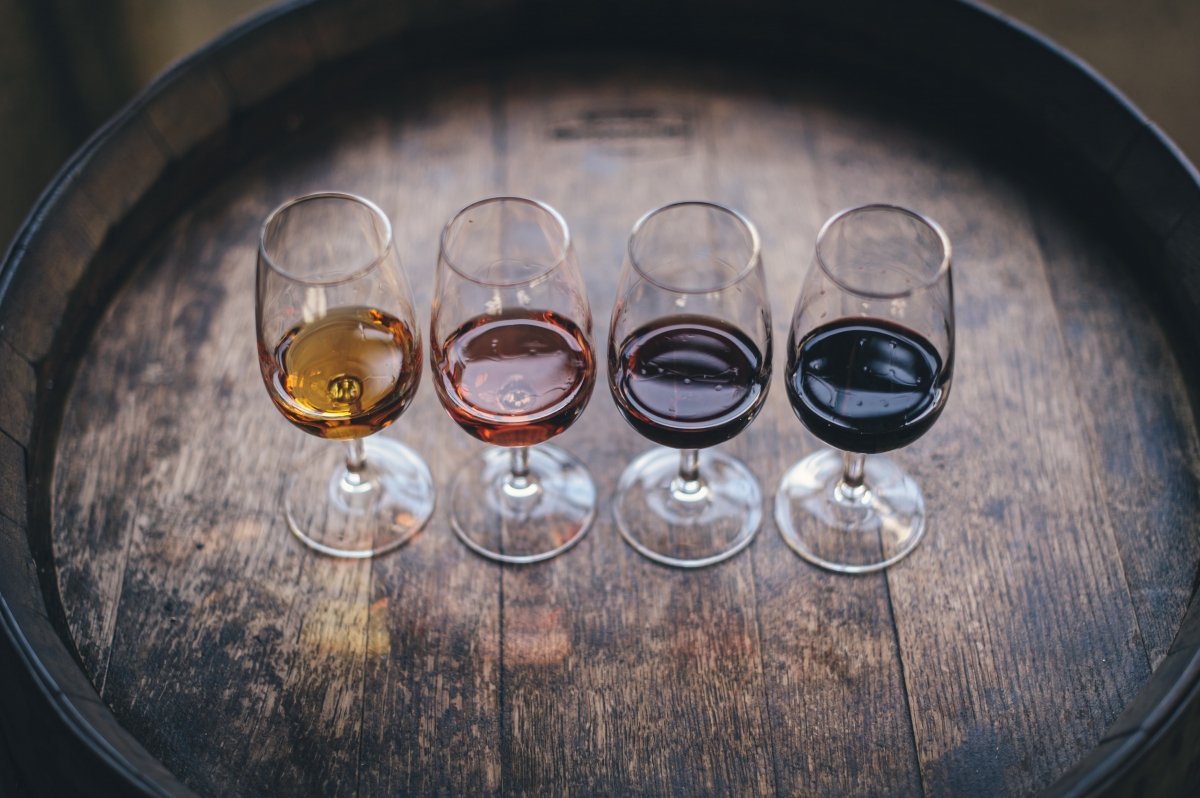 Diferentes copas de vino sobre un tono de madera