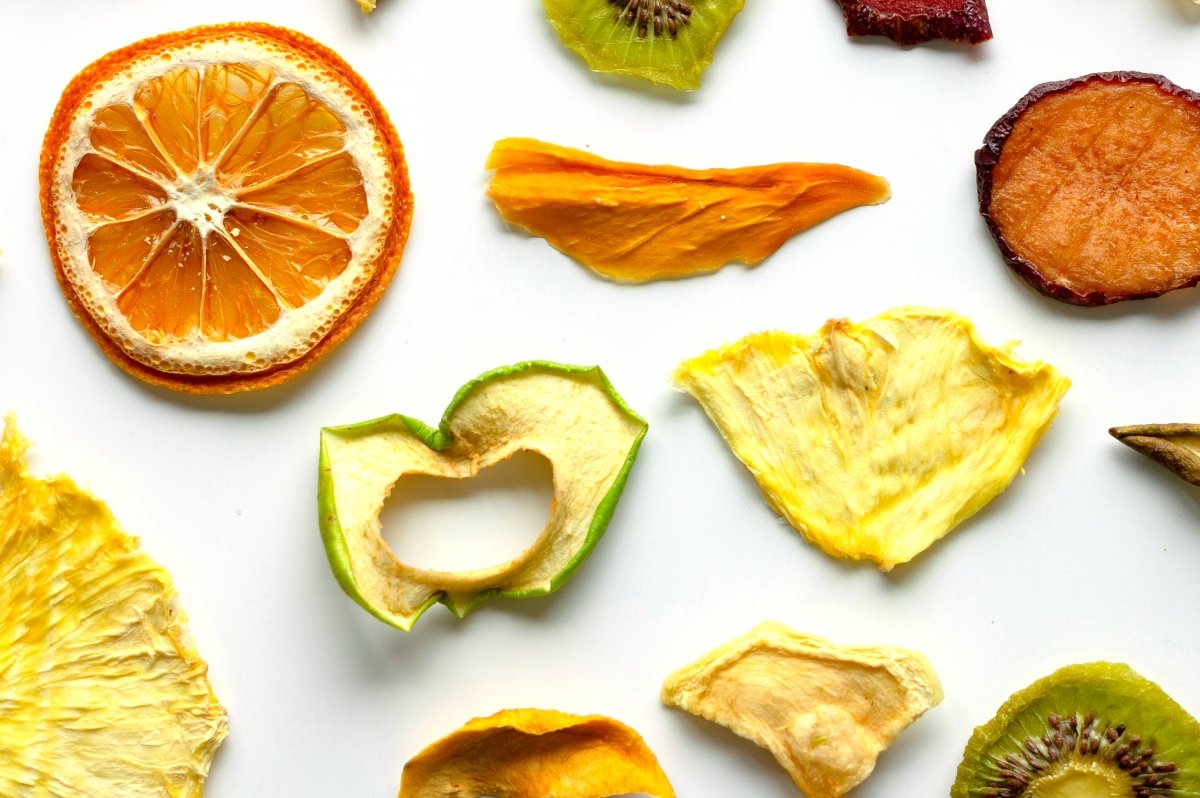 Diferentes frutas deshidratadas con naranjas y manzanas