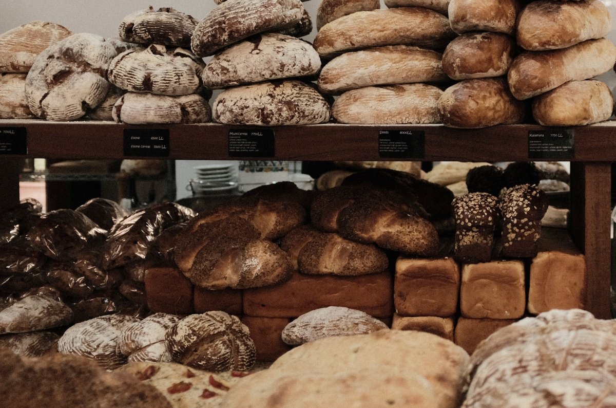 Diferentes panes en la estantería de una panadería