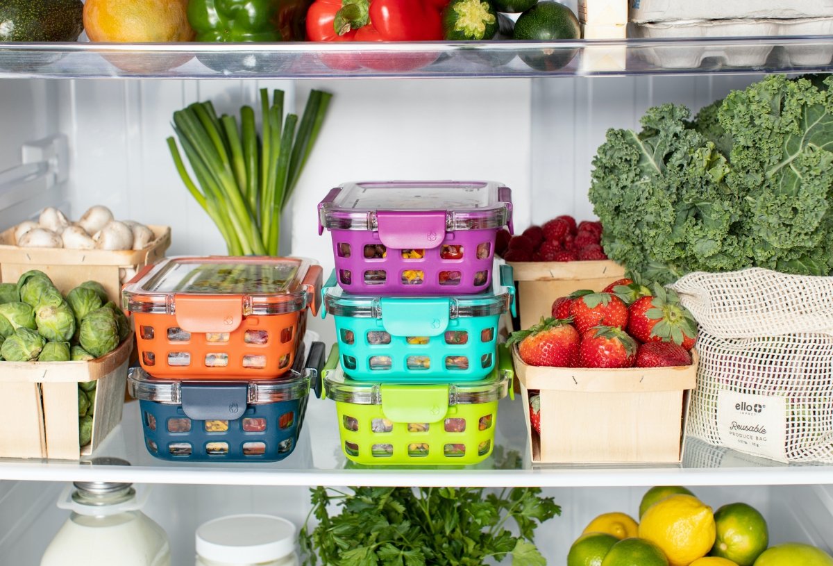 Diferentes recipientes para guardar frutas y verduras en una nevera