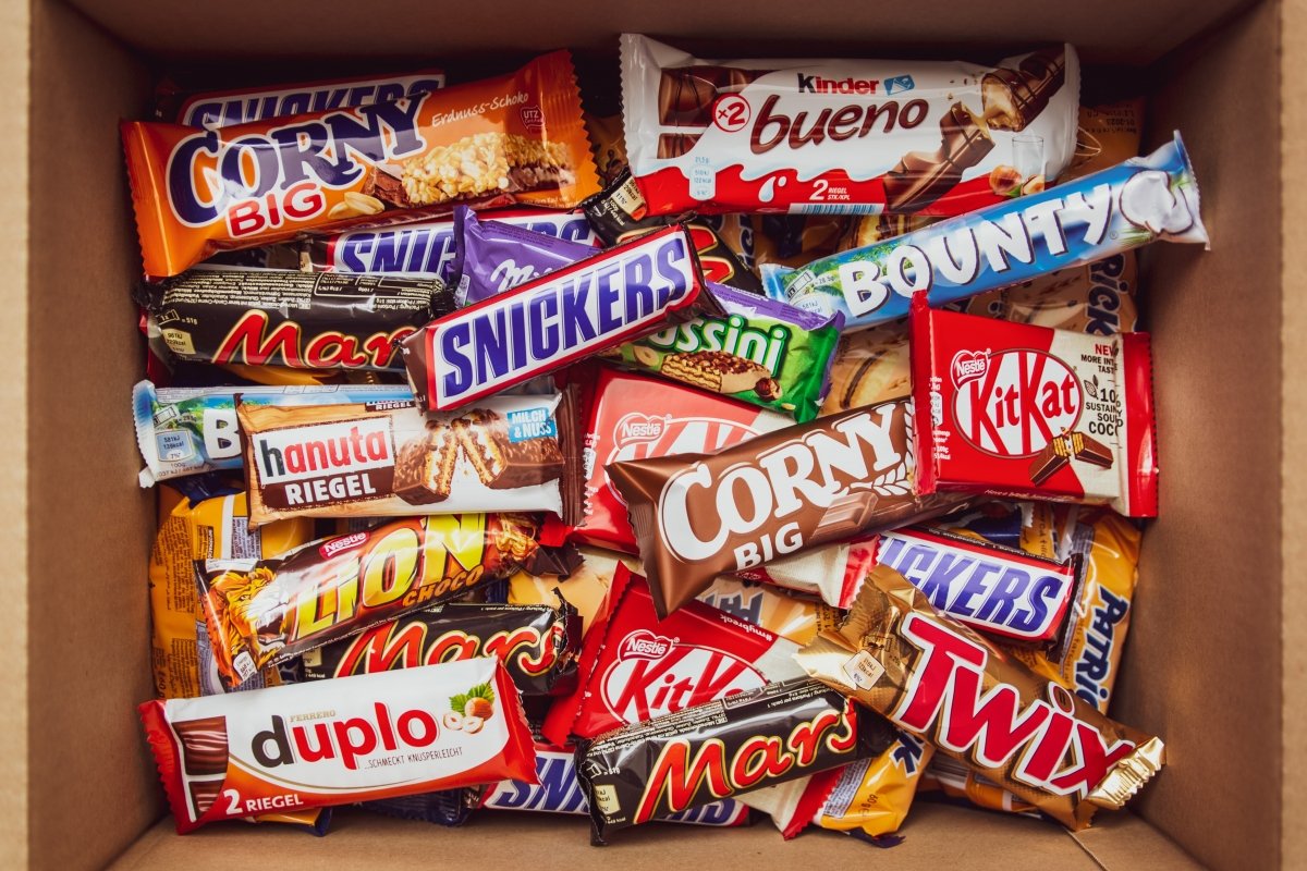 Diferentes tipos de chocolatinas en una caja de cartón