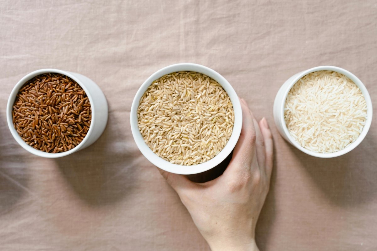 Diferentes variedades de arroz en cuencos